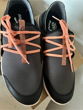 Olukai Miki Li slip on Sneaker sz 9 gray/black